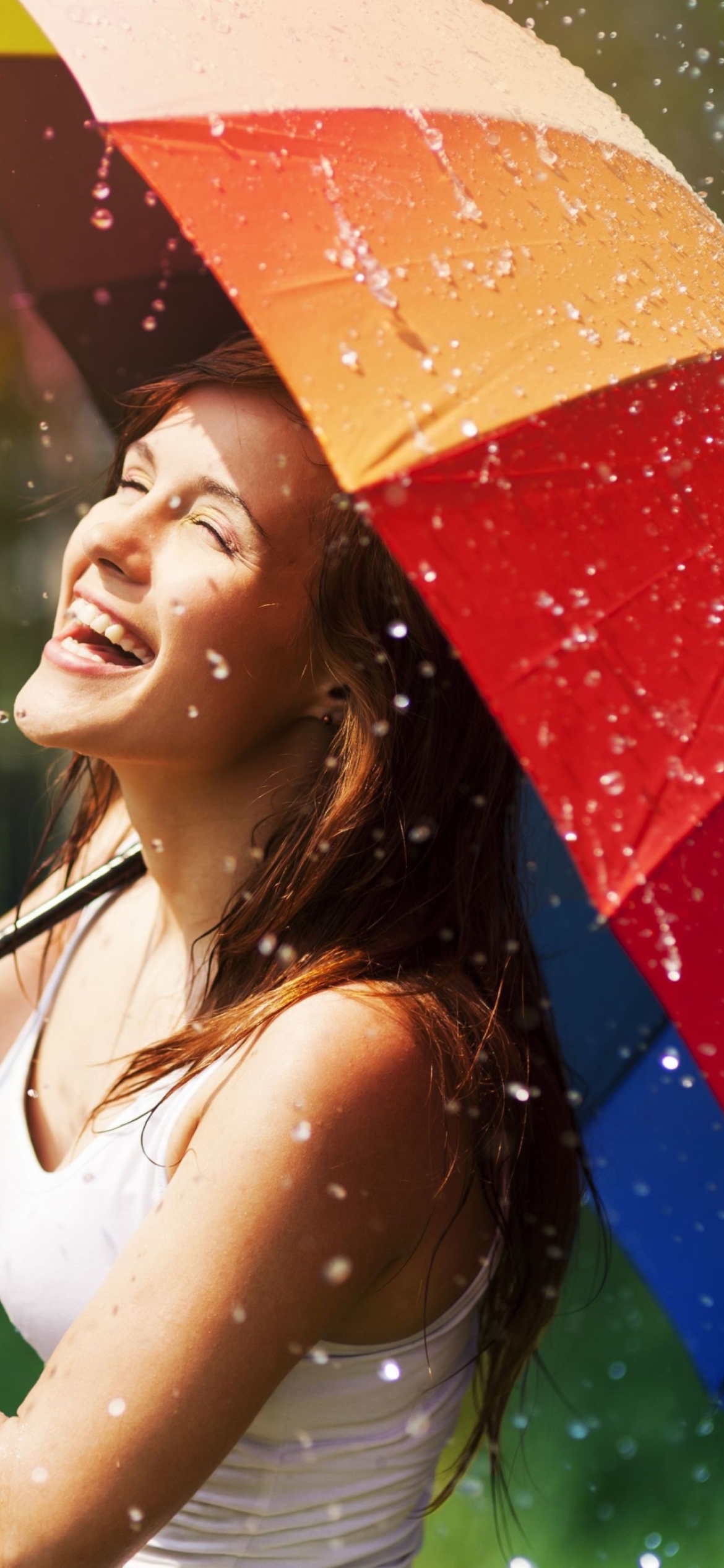 Das Happy Girl With Rainbow Umbrella Under Summer Rain Wallpaper 1170x2532