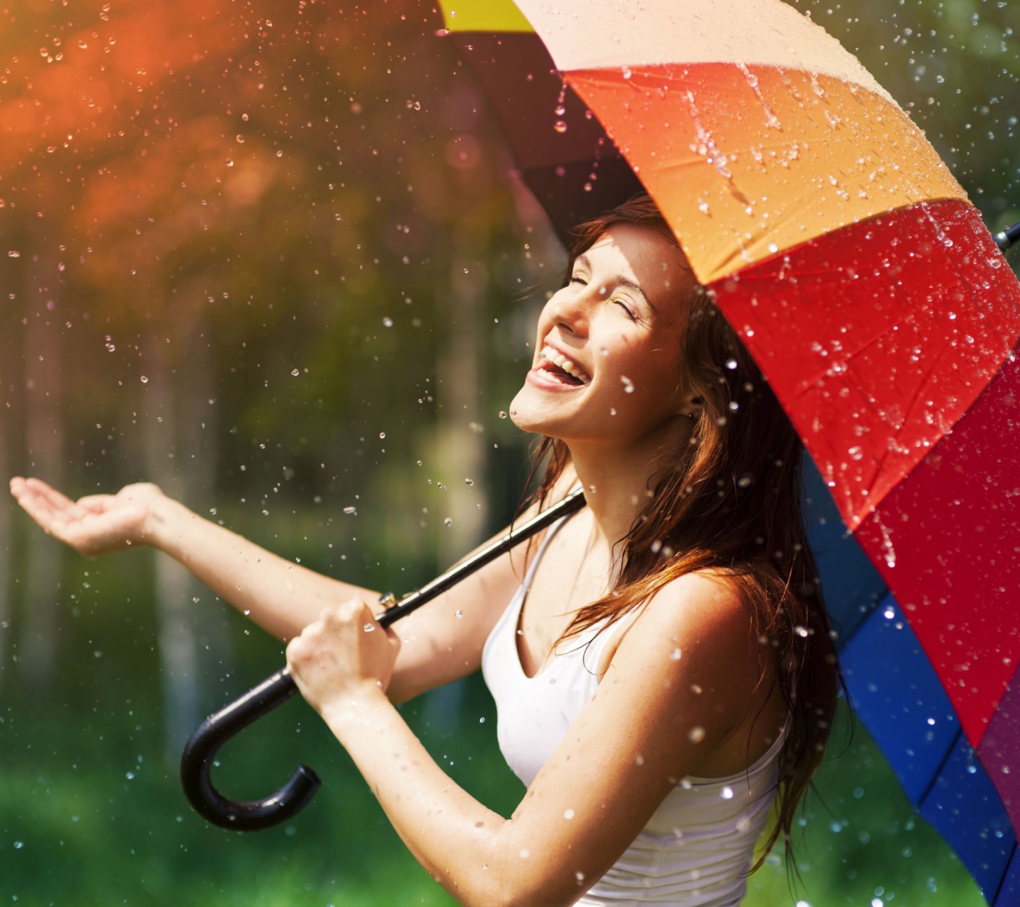 Das Happy Girl With Rainbow Umbrella Under Summer Rain Wallpaper 1440x1280