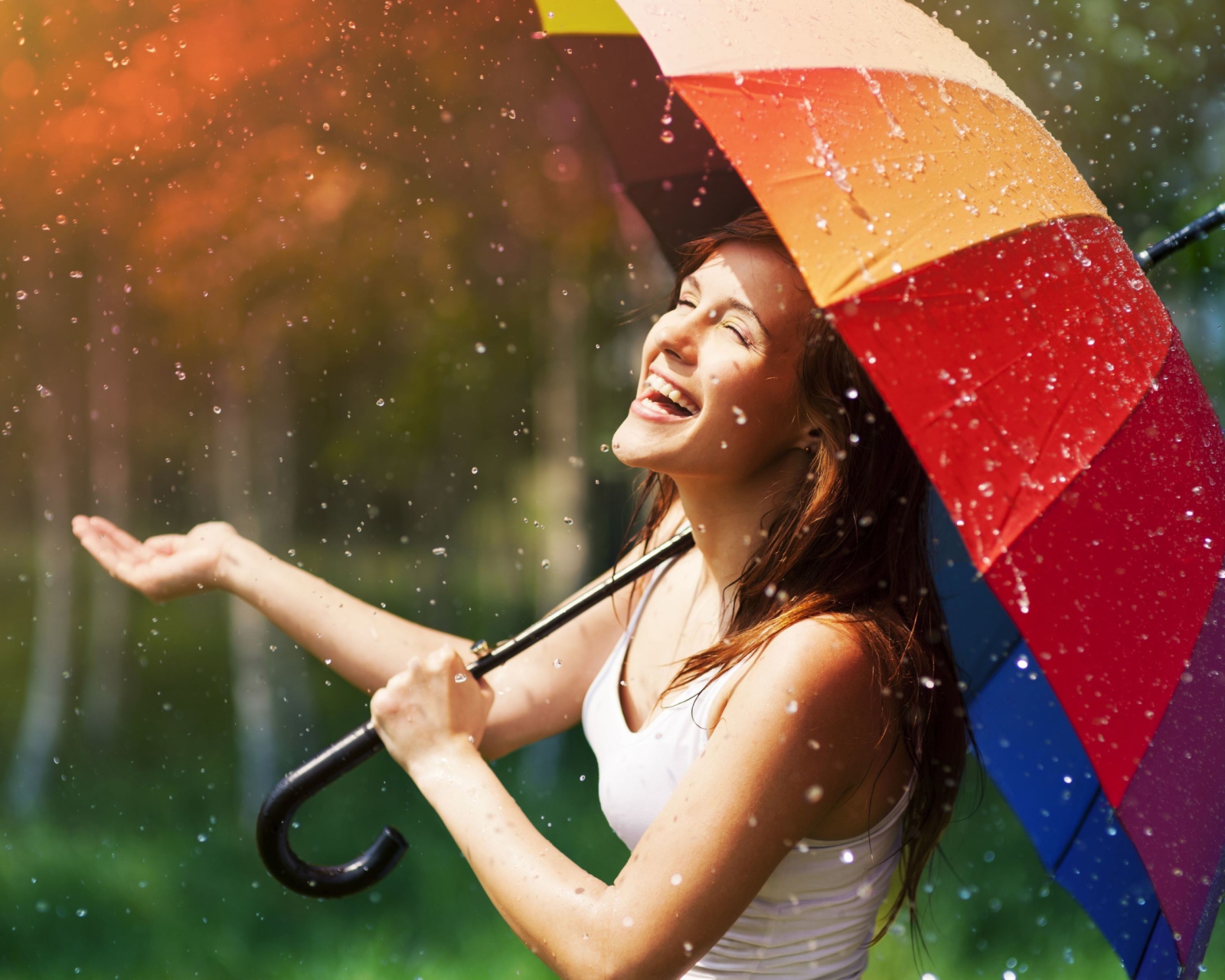 Обои Happy Girl With Rainbow Umbrella Under Summer Rain 1600x1280