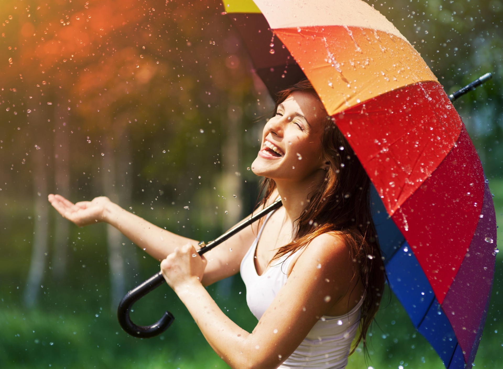 Fondo de pantalla Happy Girl With Rainbow Umbrella Under Summer Rain 1920x1408