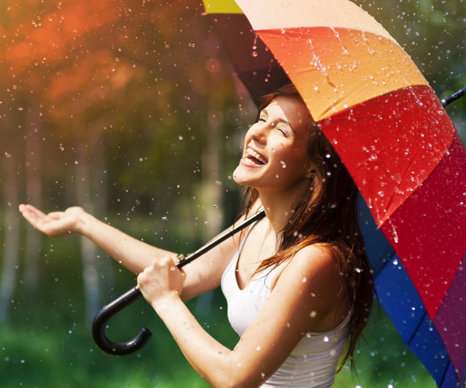 Обои Happy Girl With Rainbow Umbrella Under Summer Rain 960x800