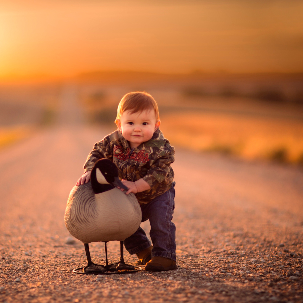 Das Funny Child With Duck Wallpaper 1024x1024