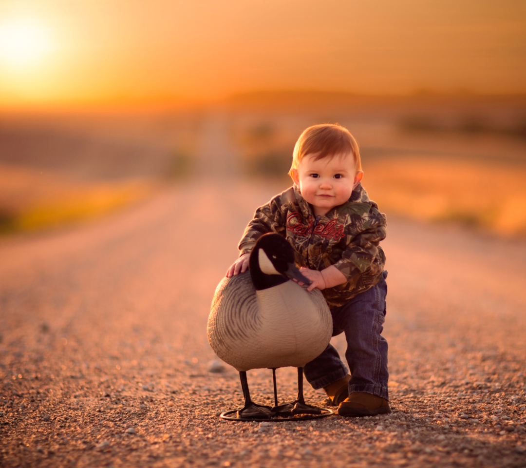 Das Funny Child With Duck Wallpaper 1080x960