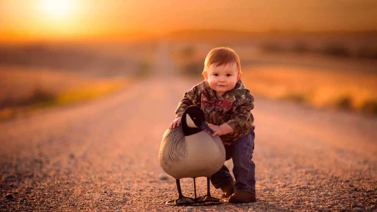 Fondo de pantalla Funny Child With Duck 1280x720