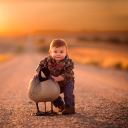 Fondo de pantalla Funny Child With Duck 128x128