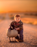 Das Funny Child With Duck Wallpaper 128x160