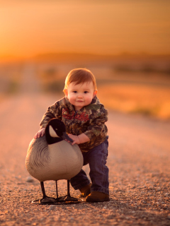 Das Funny Child With Duck Wallpaper 240x320