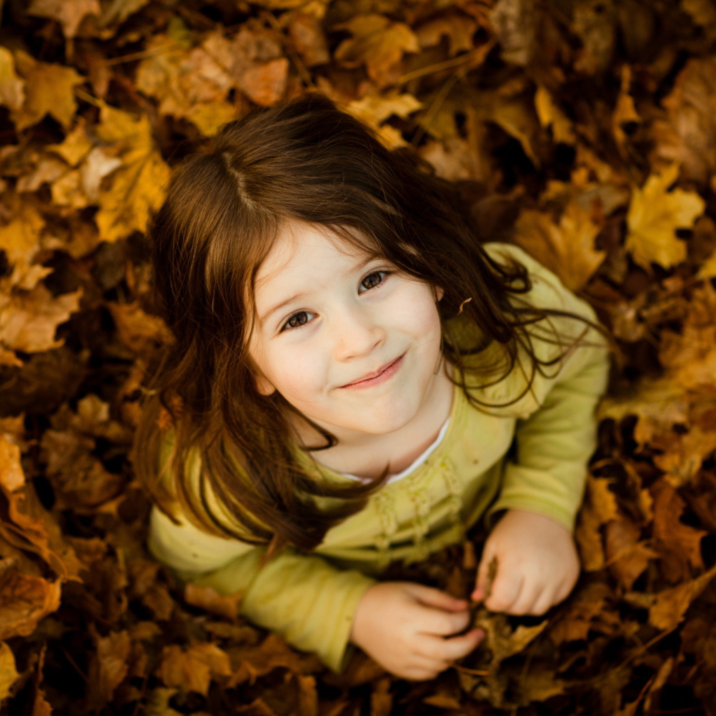Обои Child In Leaves 1024x1024