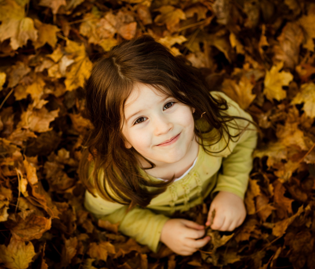 Sfondi Child In Leaves 1200x1024