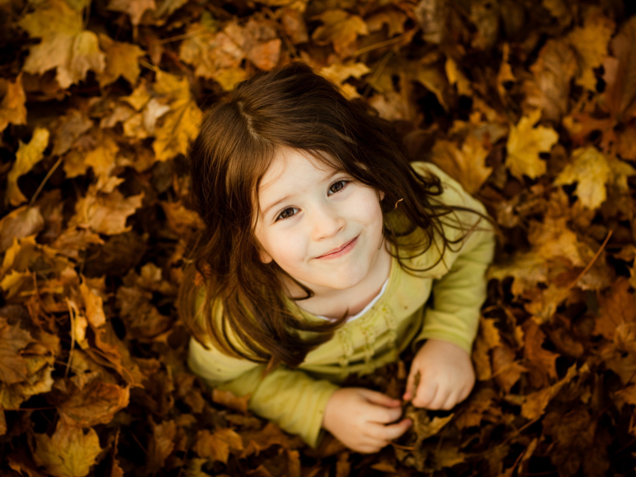 Child In Leaves screenshot #1 1280x960