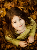 Screenshot №1 pro téma Child In Leaves 132x176