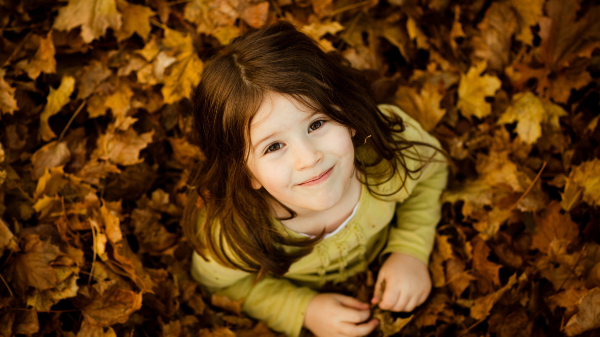 Sfondi Child In Leaves 1920x1080