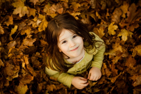 Fondo de pantalla Child In Leaves 480x320