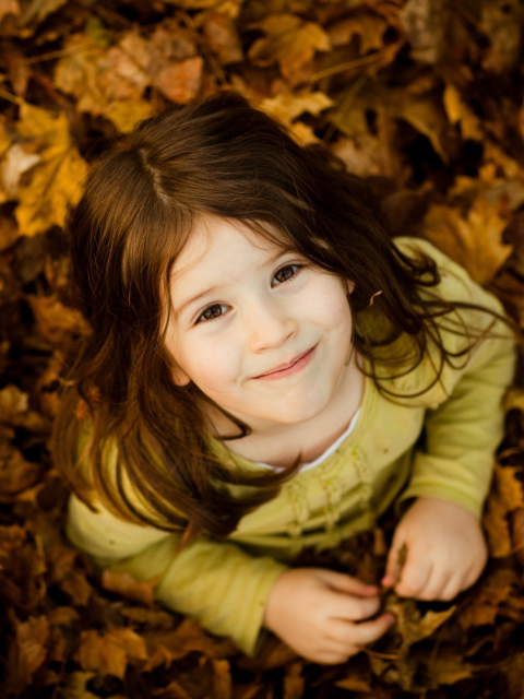 Обои Child In Leaves 480x640