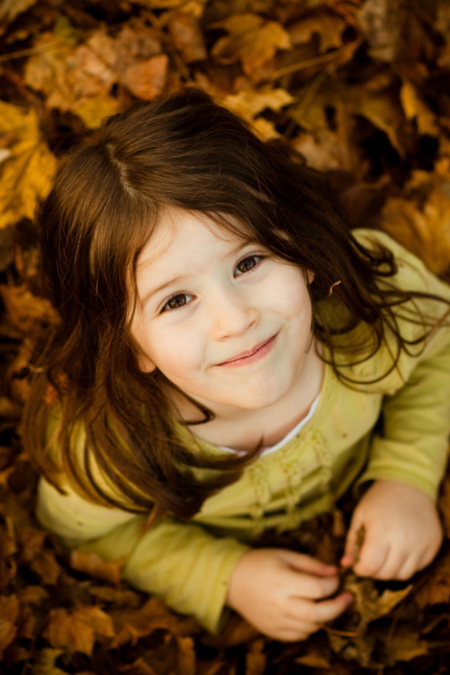 Sfondi Child In Leaves 640x960