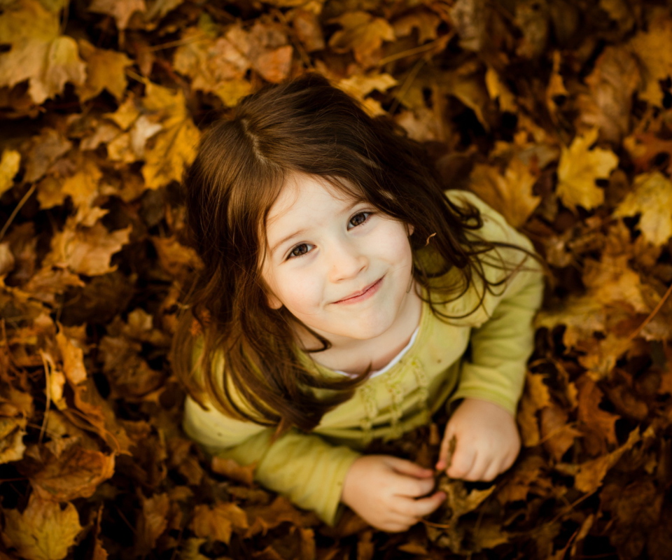 Child In Leaves wallpaper 960x800