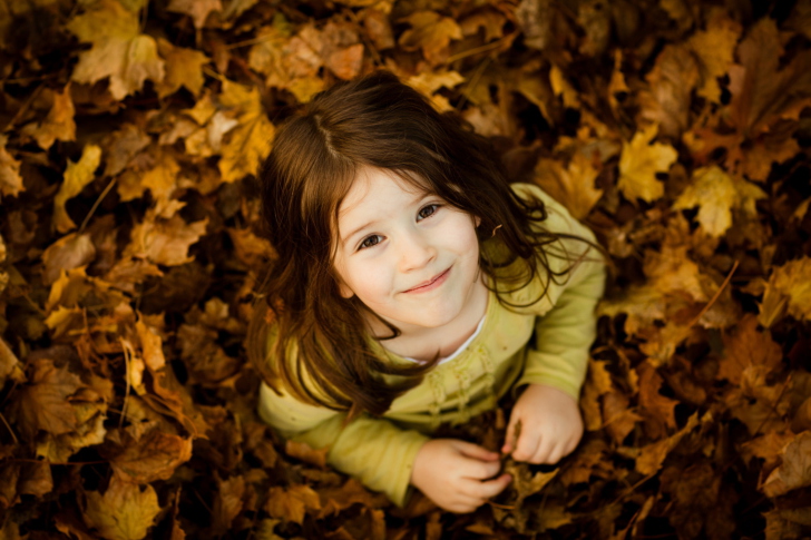 Обои Child In Leaves