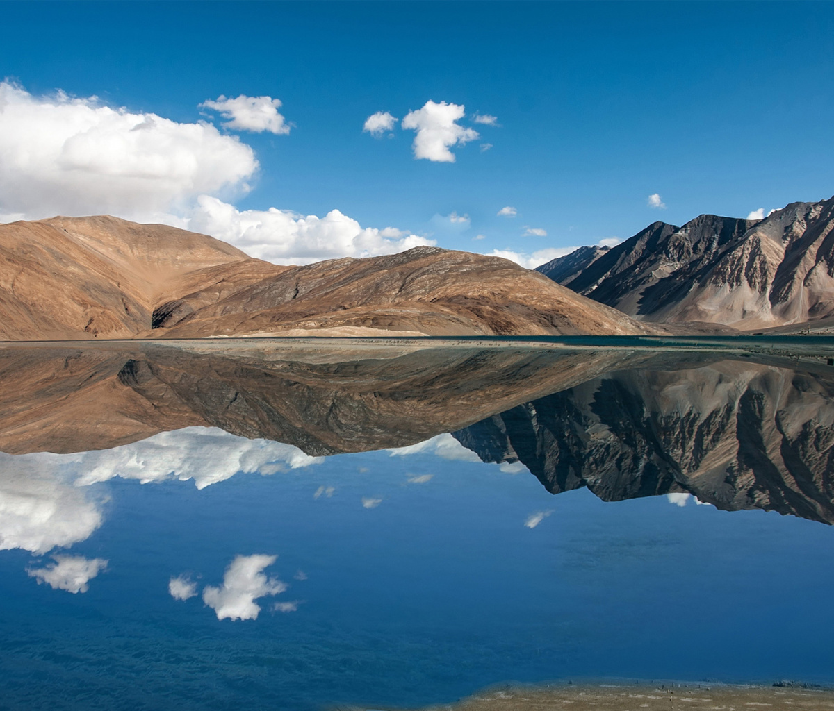 Das Pangong Tso lake in Tibet Wallpaper 1200x1024
