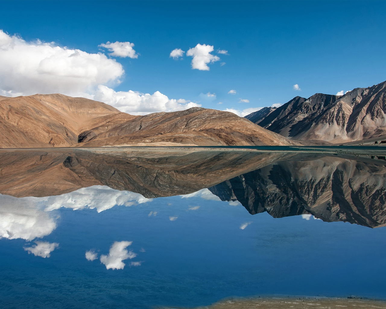 Обои Pangong Tso lake in Tibet 1280x1024