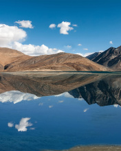 Das Pangong Tso lake in Tibet Wallpaper 176x220