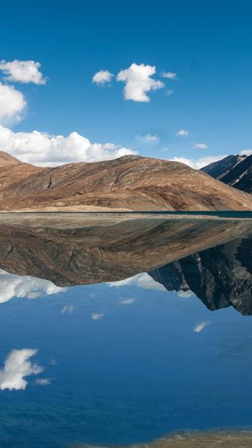 Fondo de pantalla Pangong Tso lake in Tibet 360x640