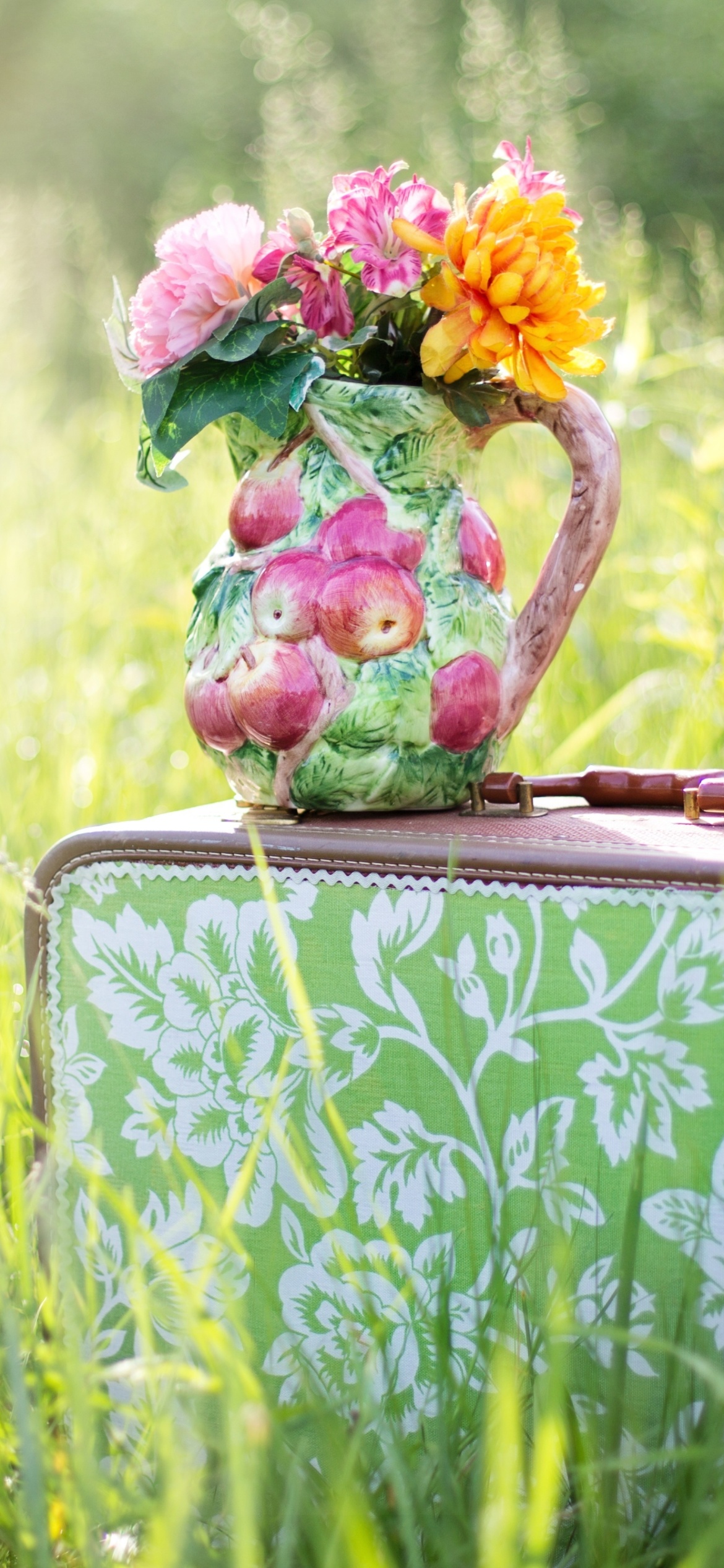 Обои Bouquet in Creative Vase 1170x2532