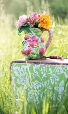 Das Bouquet in Creative Vase Wallpaper 240x400