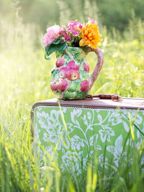 Bouquet in Creative Vase wallpaper 480x640