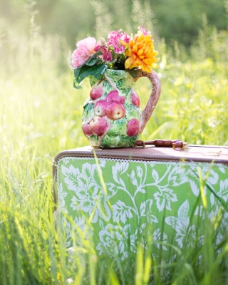 Bouquet in Creative Vase - Obrázkek zdarma pro 128x160