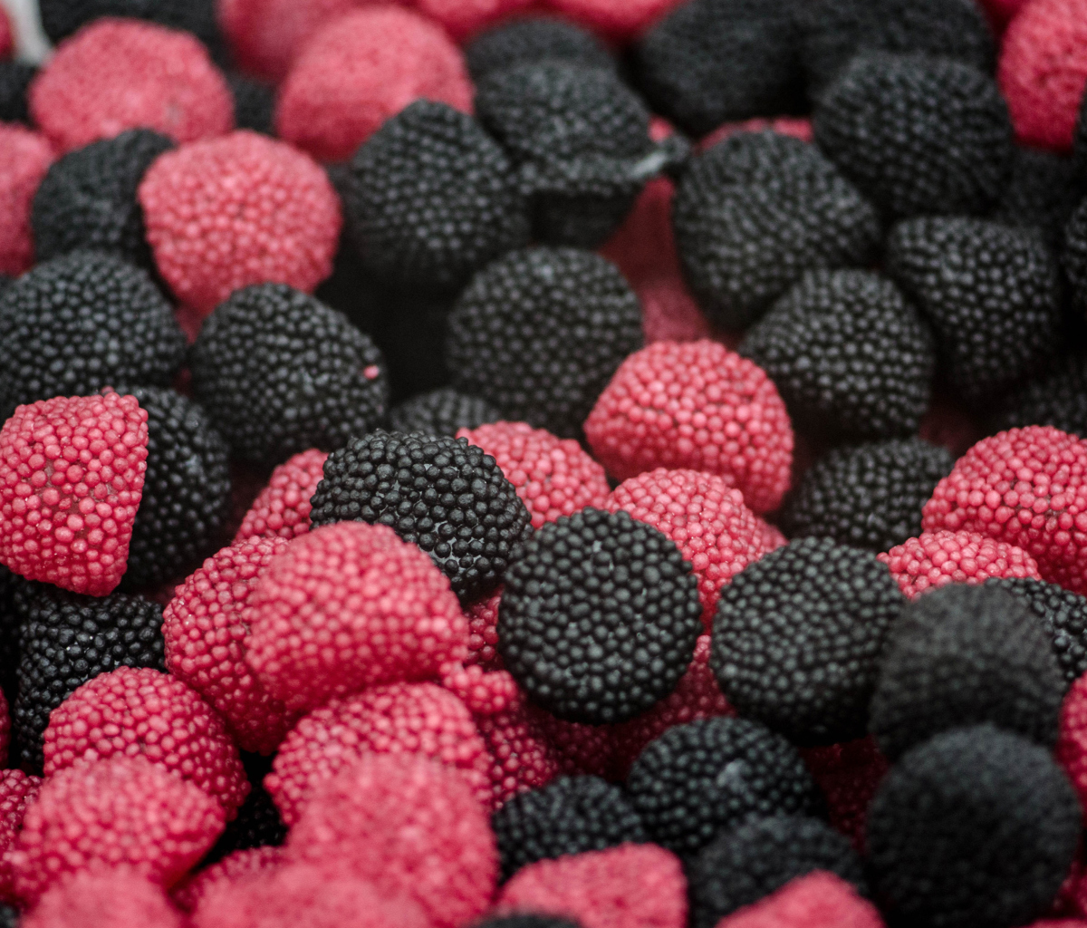 Sfondi Pink and Black Berries Candies 1200x1024