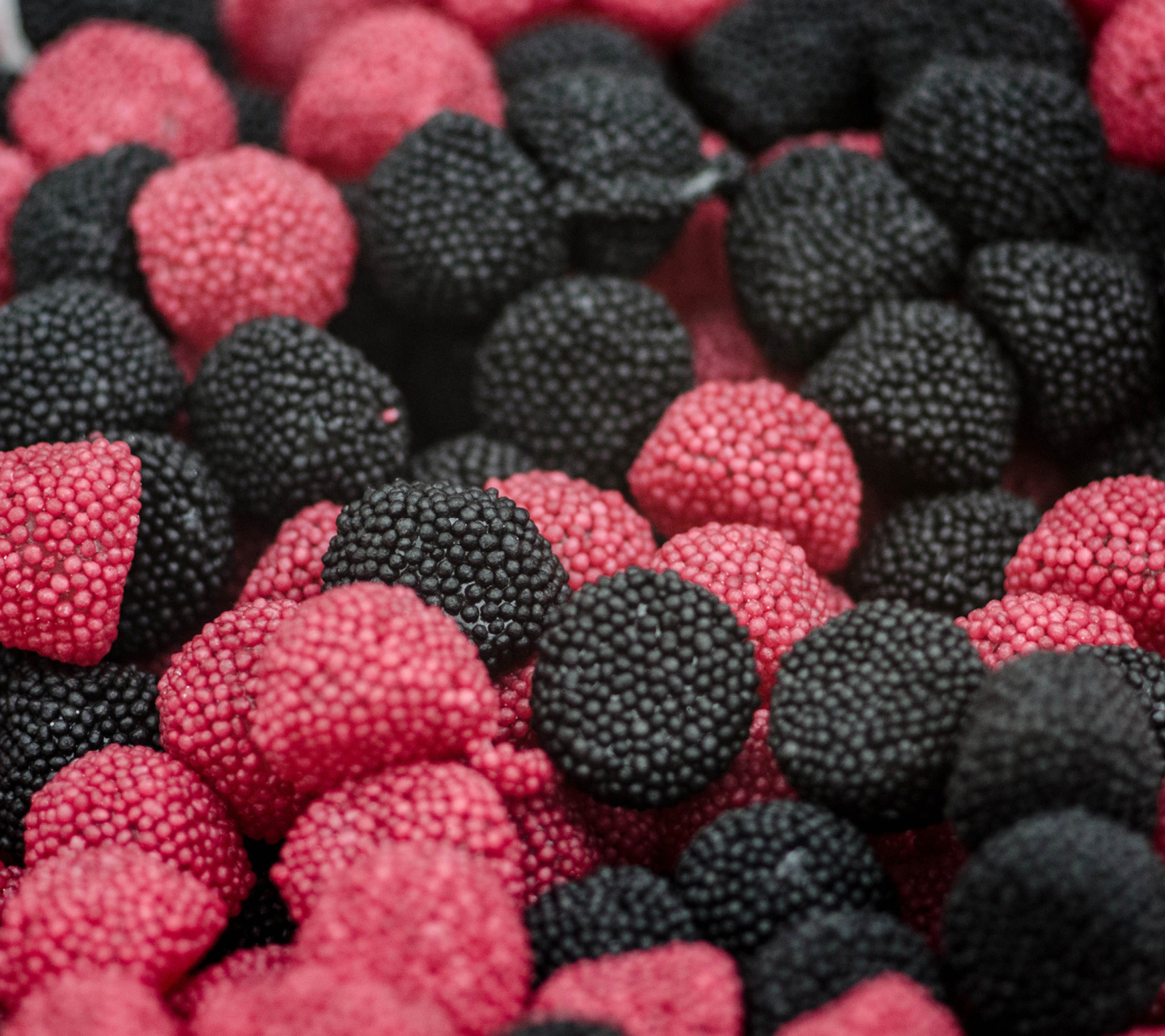 Fondo de pantalla Pink and Black Berries Candies 1440x1280