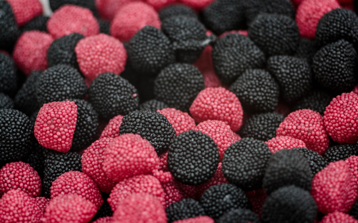 Screenshot №1 pro téma Pink and Black Berries Candies 1440x900