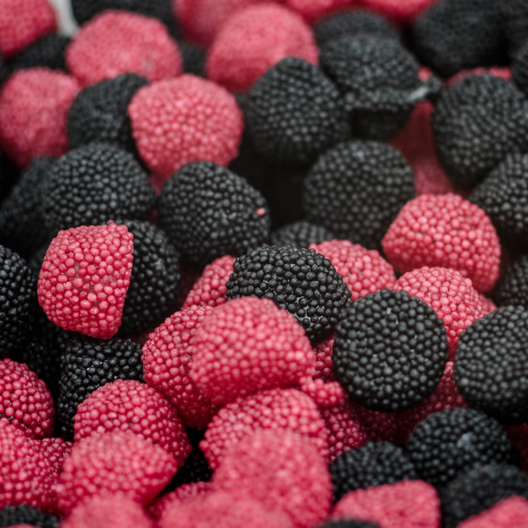 Sfondi Pink and Black Berries Candies 2048x2048
