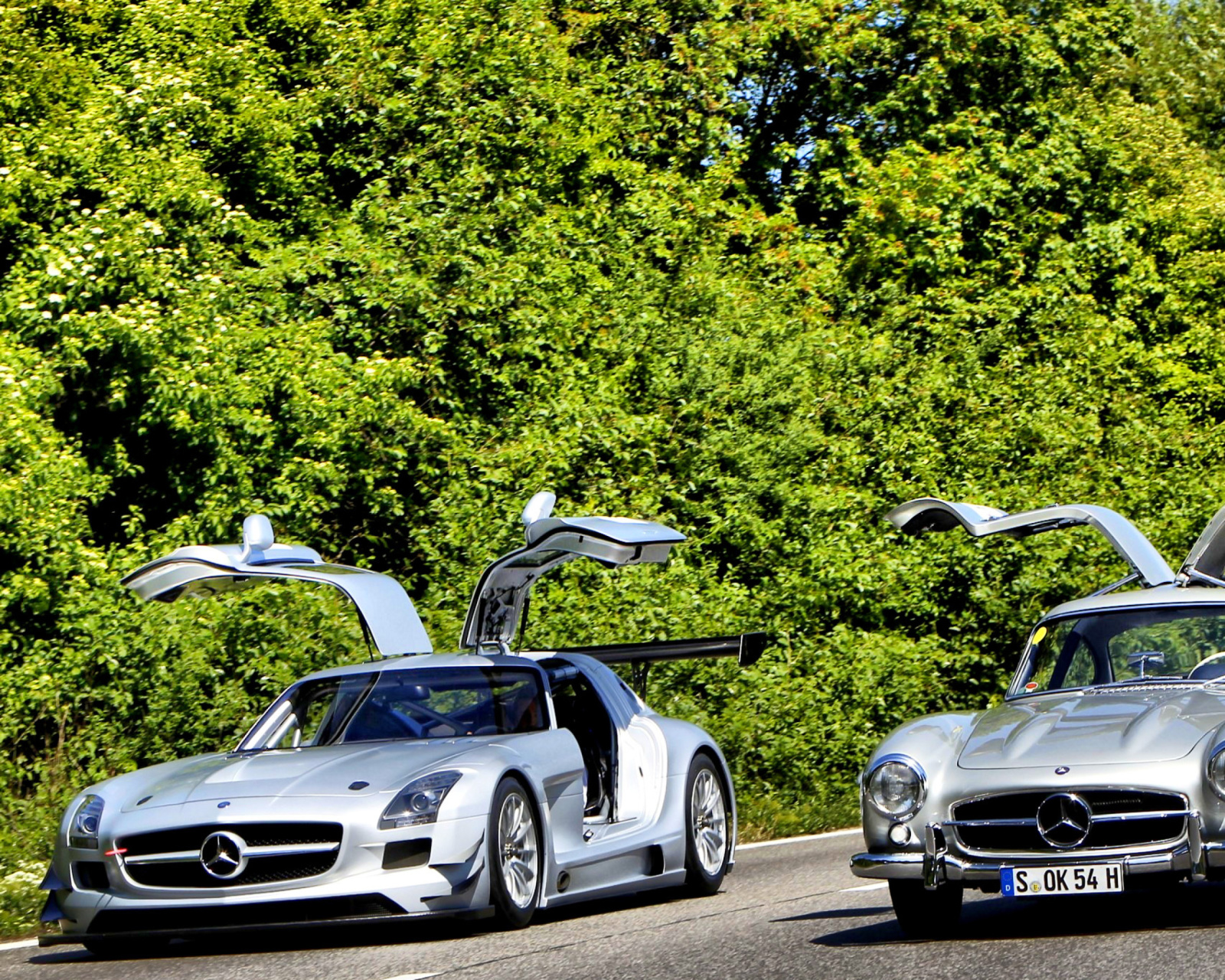 Das Mercedes Benz SLS Grand Tourer Coupe Wallpaper 1600x1280