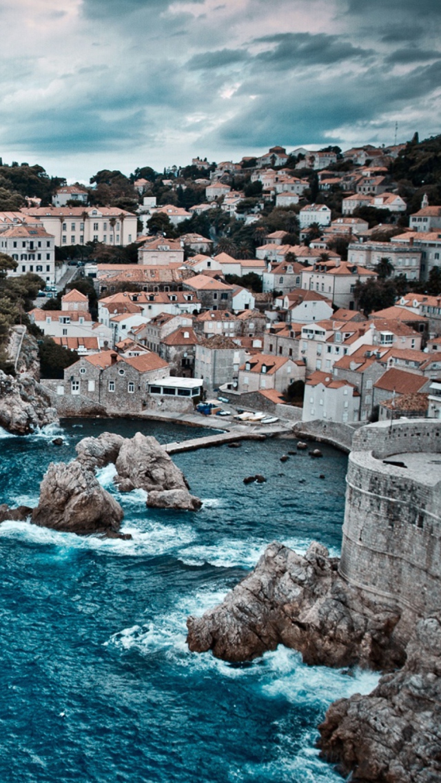 Sfondi City On Ocean Coast 640x1136