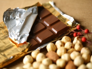 Обои Chocolate And Hazelnuts 320x240