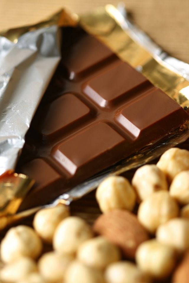 Обои Chocolate And Hazelnuts 640x960