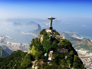 Das Statue Of Christ On Corcovado Hill In Rio De Janeiro Brazil Wallpaper 320x240