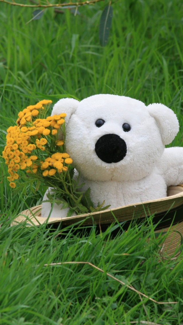Обои White Teddy With Flower Bouquet 640x1136