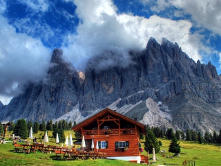 Das Wooden House In Alps Wallpaper 320x240