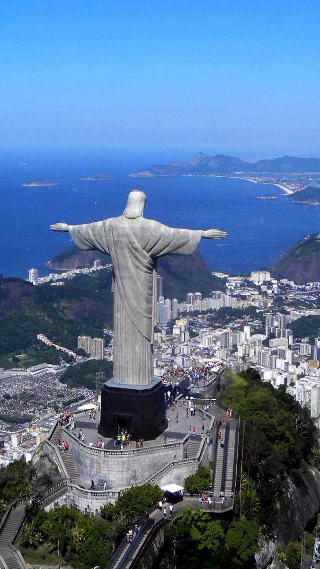 Обои Christ the Redeemer statue in Rio de Janeiro 640x1136