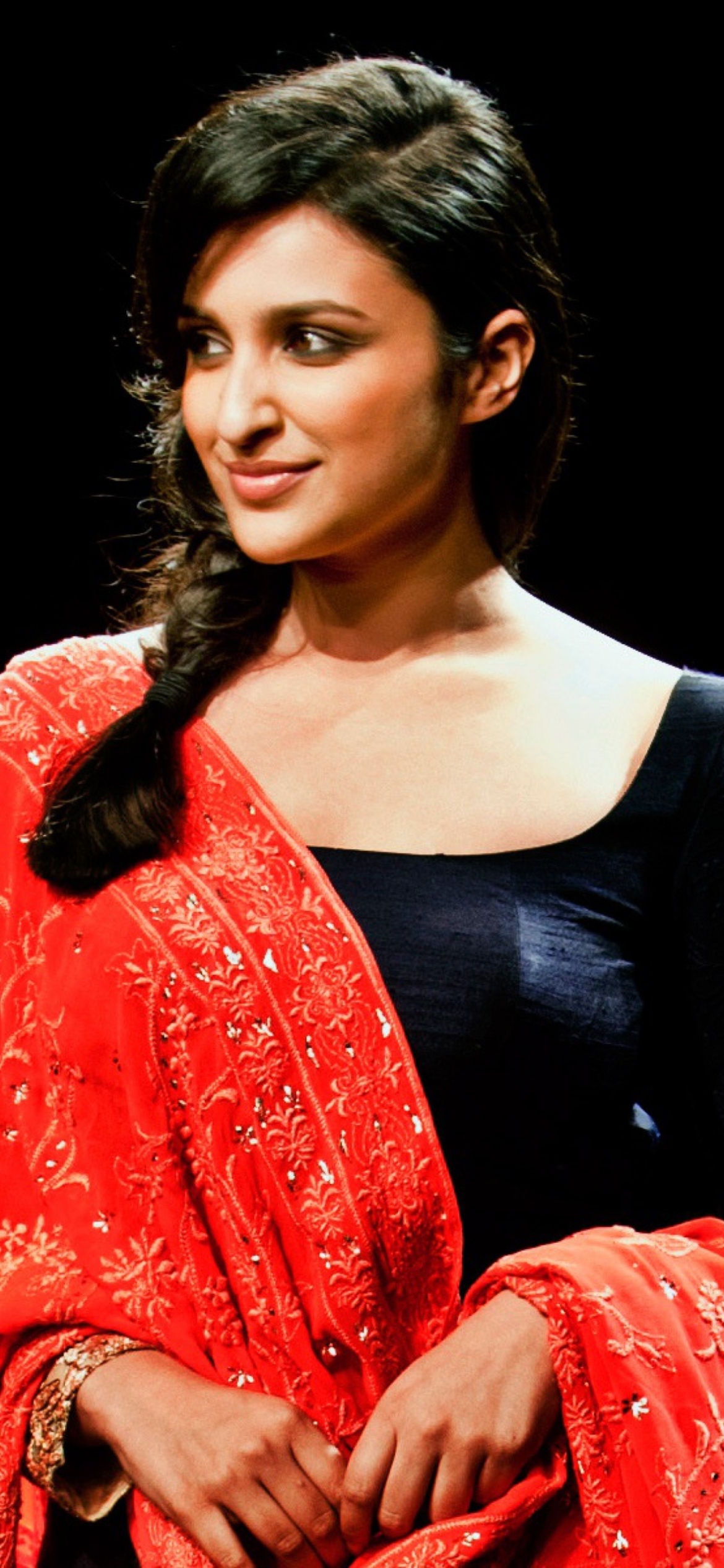 Обои Actress Parineeti Chopra 1170x2532