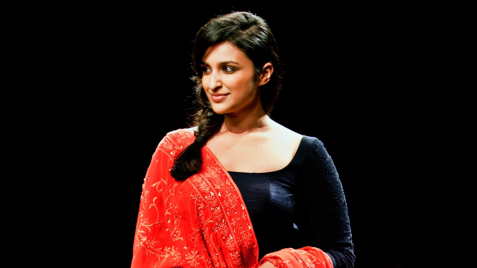 Actress Parineeti Chopra wallpaper 1600x900