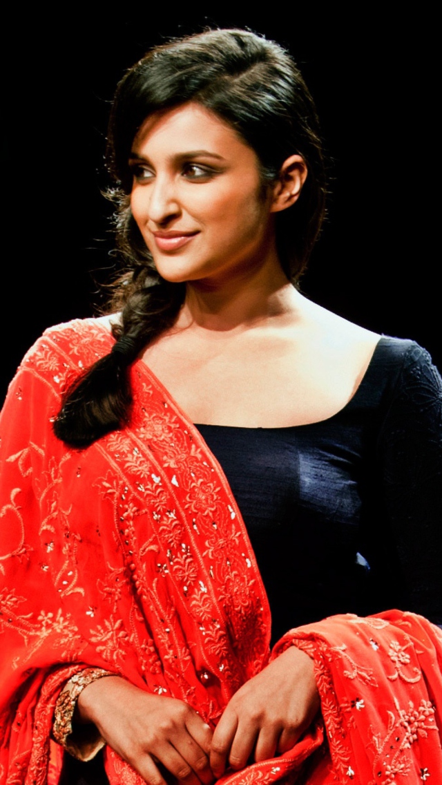 Обои Actress Parineeti Chopra 640x1136