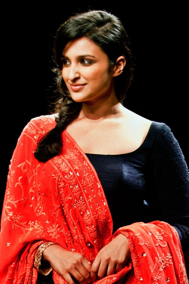Обои Actress Parineeti Chopra 640x960