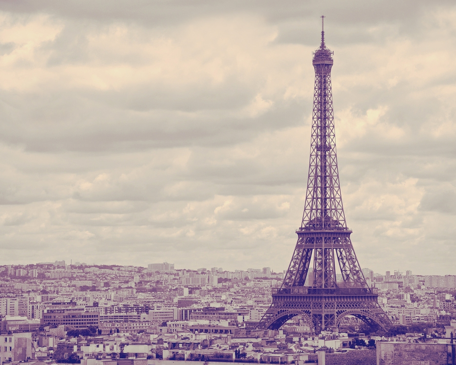 Das Eiffel Tower Landmark Color Wallpaper 1600x1280