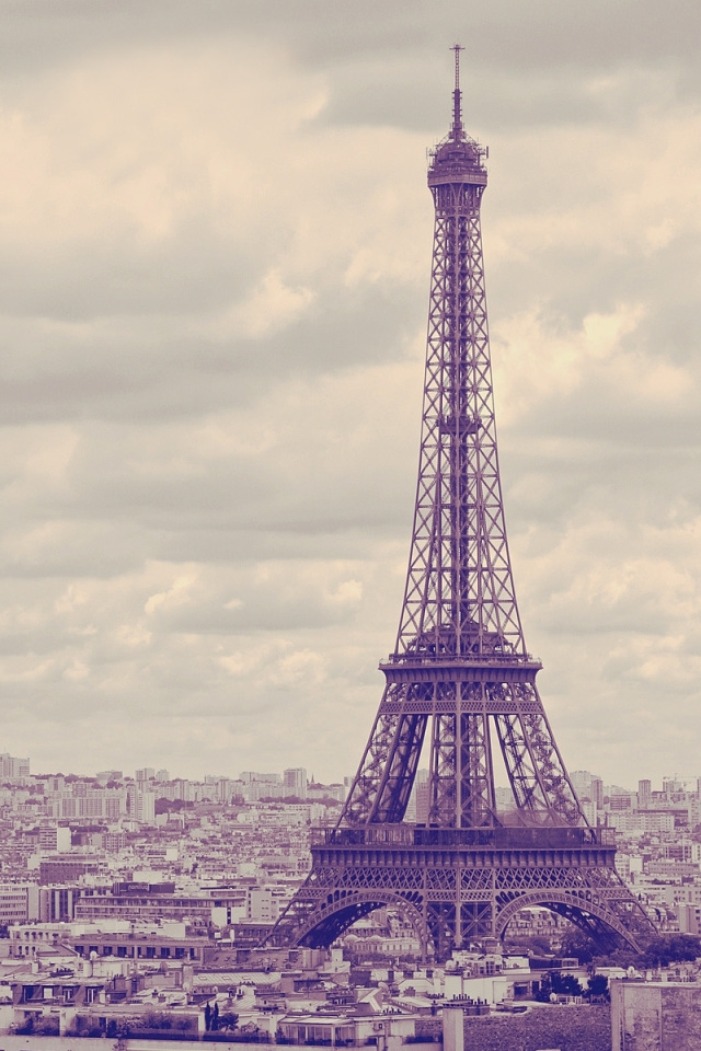 Das Eiffel Tower Landmark Color Wallpaper 640x960