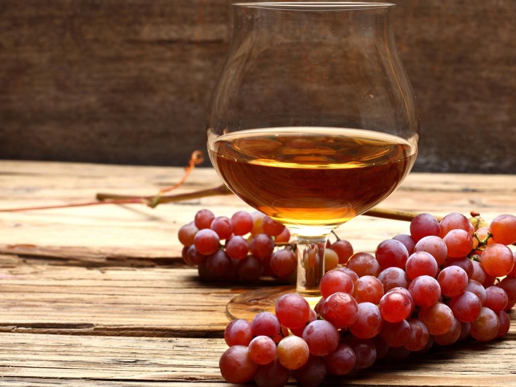 Fondo de pantalla Cognac and grapes 1024x768