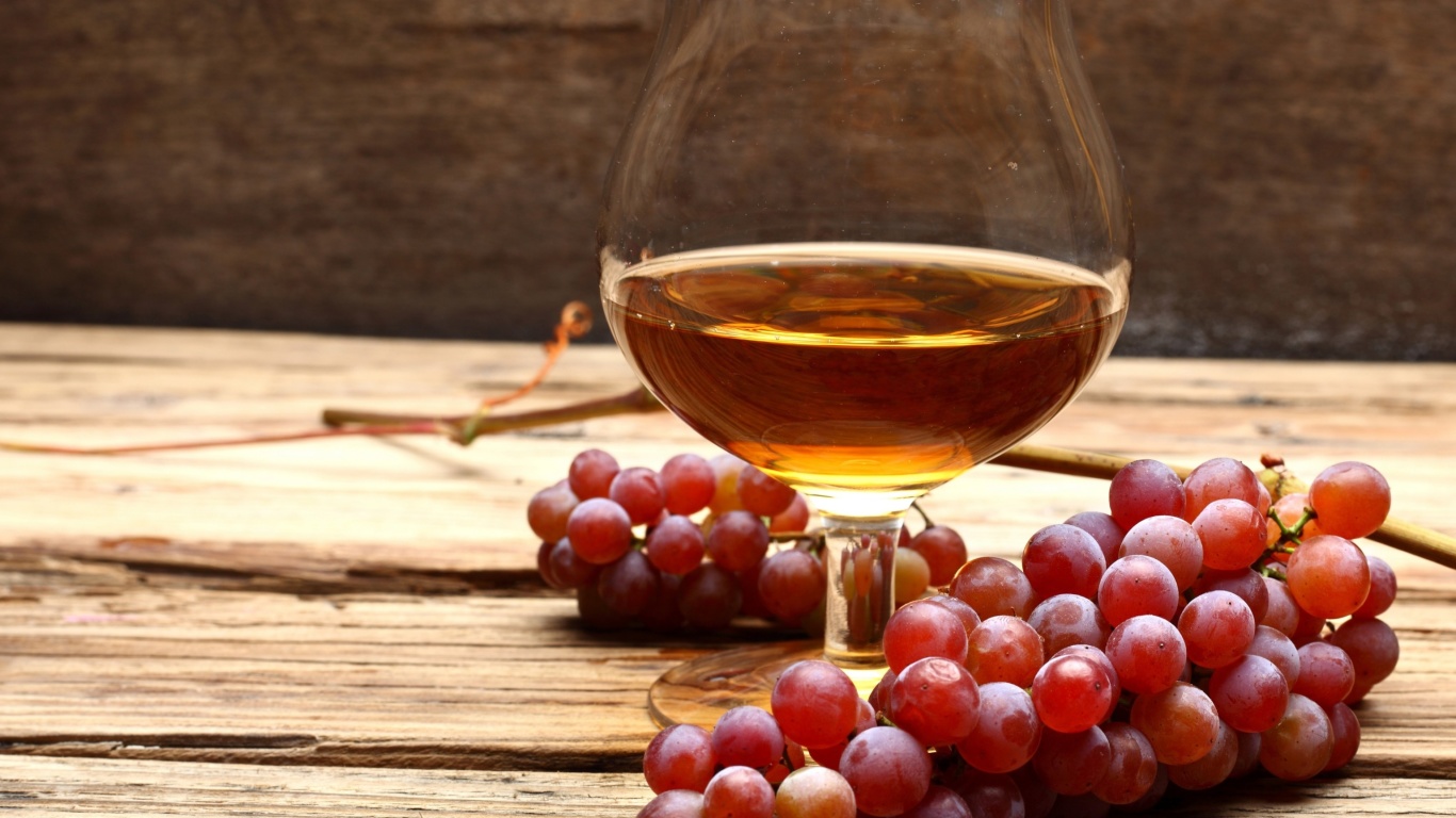Das Cognac and grapes Wallpaper 1366x768