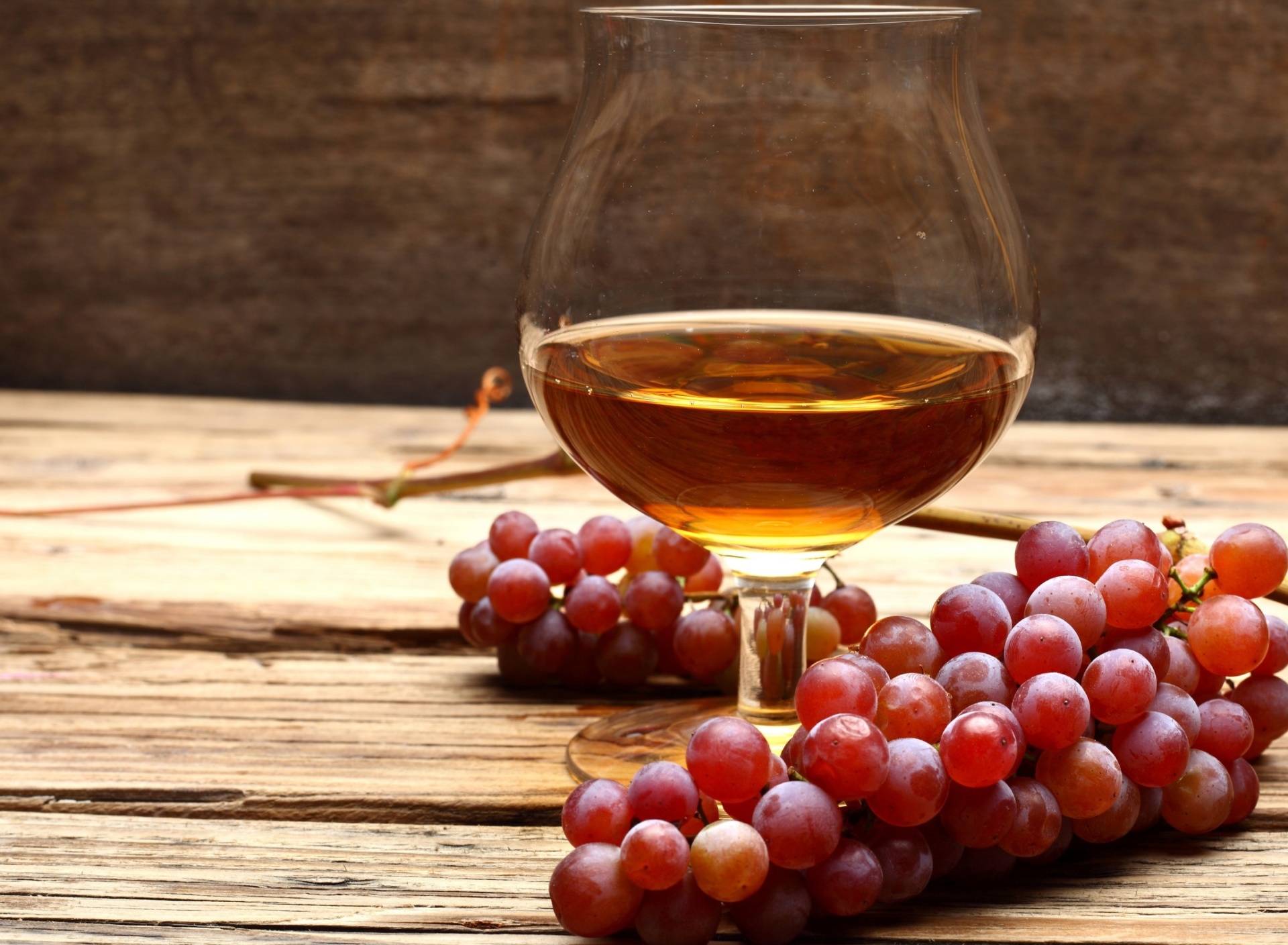 Fondo de pantalla Cognac and grapes 1920x1408